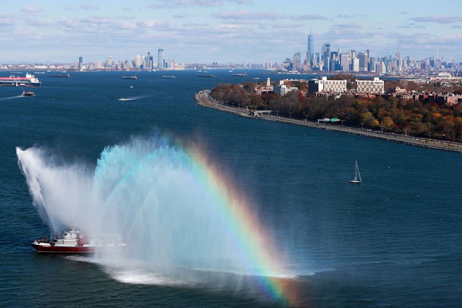 Una barca dei vigili del fuoco di New York spruzza acqua all&#39;avvio della Maratona. Afp